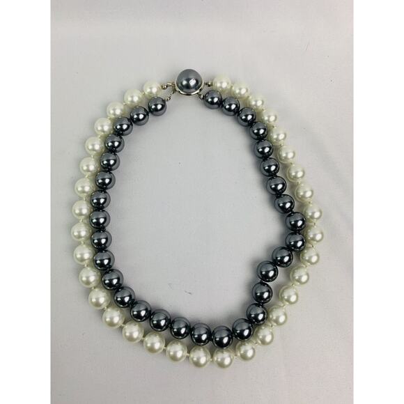 Vintage Dual Strand White and Pewter Chunky Necklace Decorative Clasp 17" - Picture 2 of 9